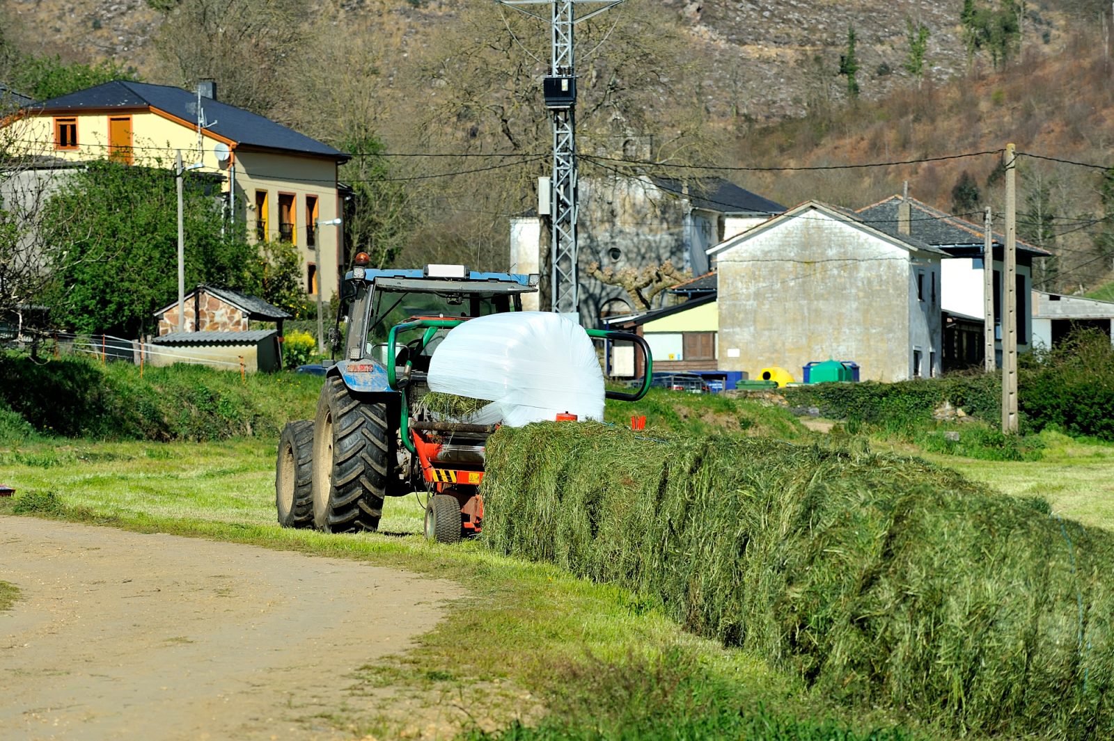 Sina je zanimalo, kako deluje balirka, pa tudi jaz sem radovedno poslušala